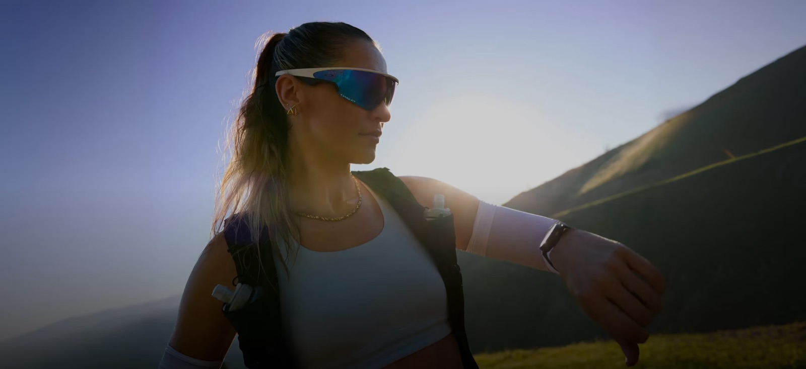 Biegaczka w Oakley Meta Vanguard sprawdza zegarek