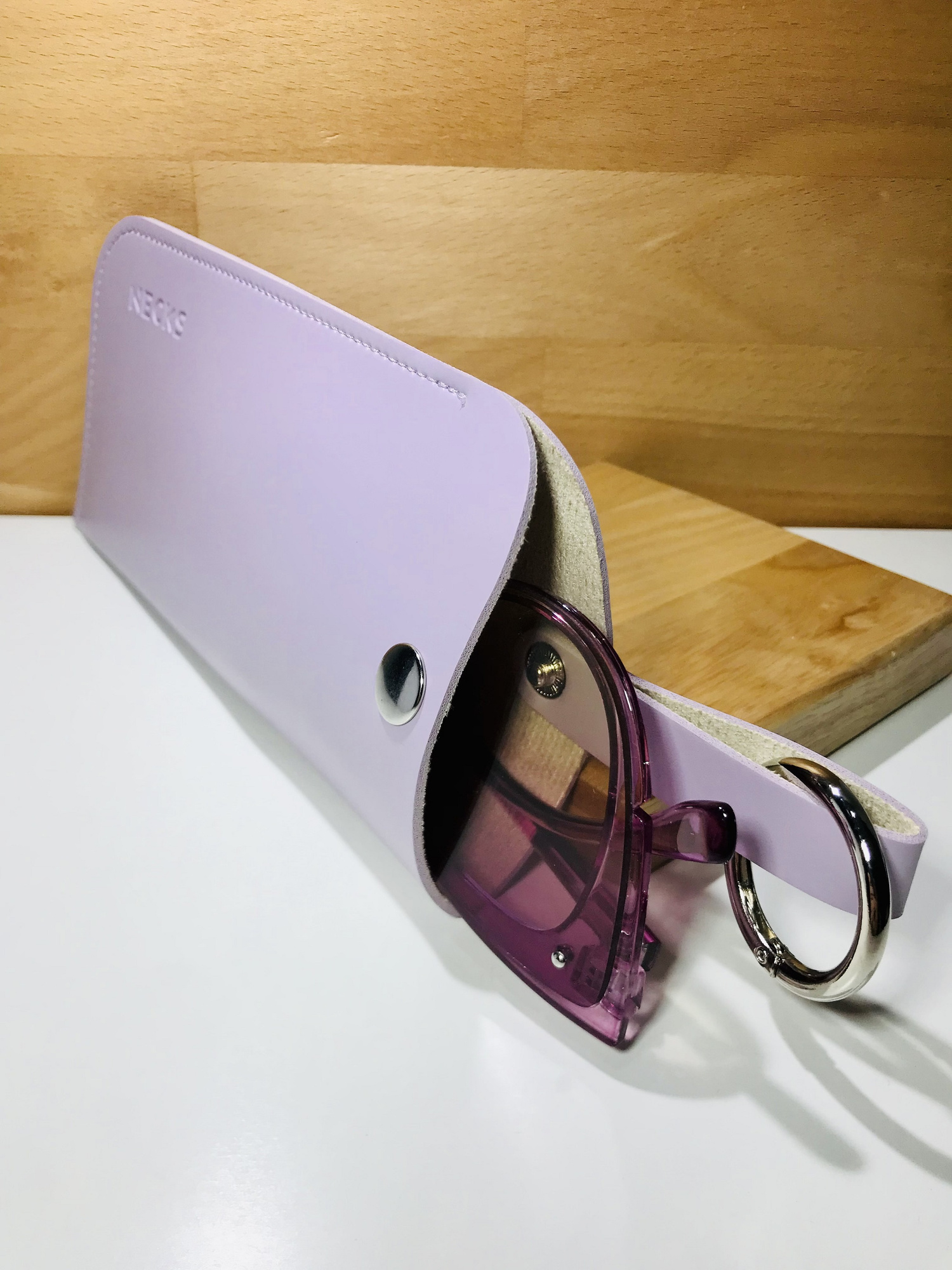 ETUI marki Necks Liliowe