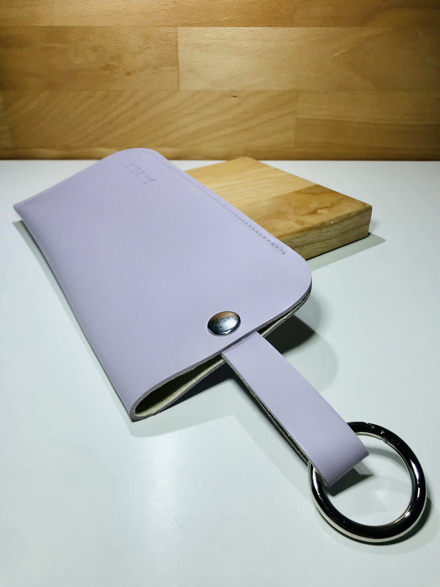 ETUI marki Necks Liliowe